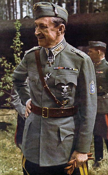 Ο στρατηγός Καρλ φον Μαννερχάιμ. Όντας διακεκριμένος αξιωματικός του τσαρικού ιππικού και με πολεμική πείρα στα μέτωπα της Ουγγαρίας και της Ρουμανίας αποτέλεσε μια από τις ηγετικές μορφές των "Λευκών" κατά τη διάρκεια του εμφυλίου πολέμου. 