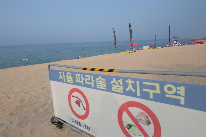 강릉 경포해수욕장 자율 파라솔 설치구역. 입구에서 15분 이상 걸어야 하는 곳에 위치해 있다.