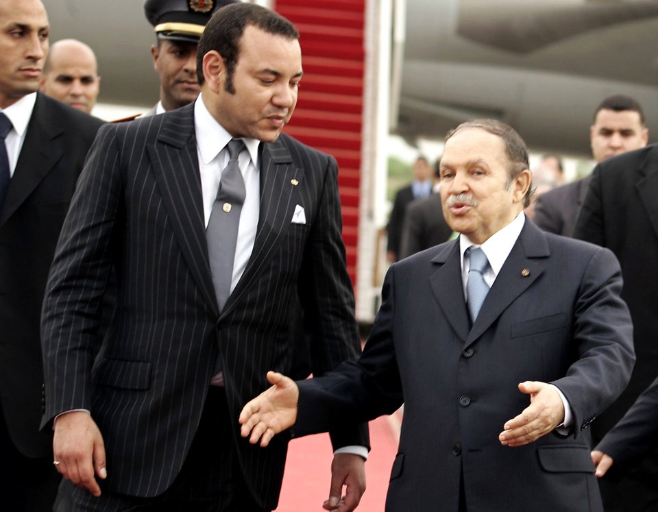 Abdelaziz Bouteflika accueillant le roi Mohammed VI à l'aéroport d'Alger, le 21 mars 2005