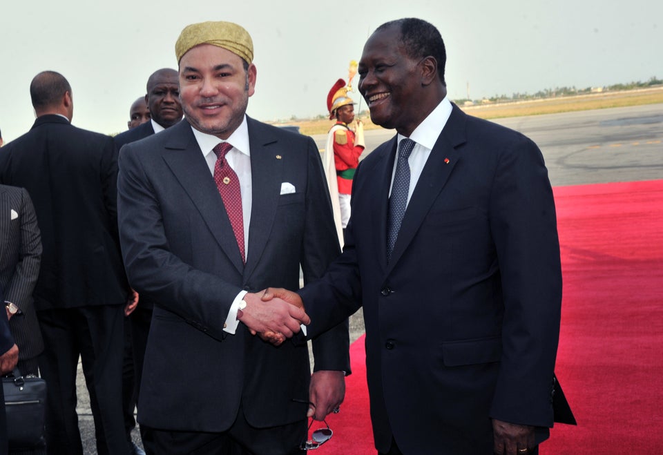 Le président ivoirien Alassane Ouattara pose avec le souverain marocain à l'aéroport d'Abidjan, en mars 2013