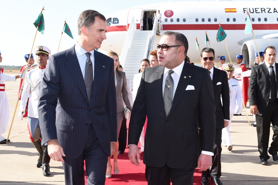À l'aéroport de Rabat, en juillet 2014, le roi Mohammed VI accueille le nouveau roi d'Espagne, Felipe VI.