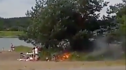 Video zeigt: Junge Leute grillen bei Hitze – und binnen Sekunden brennt ein