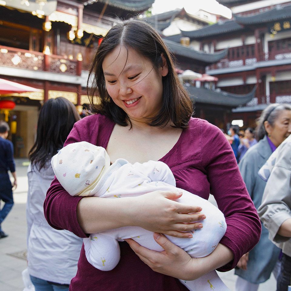Китайская мама японская мама. Китайские мамочки. Грудное вскармливание в Японии. Мама в Китае. Китайские мамаши.