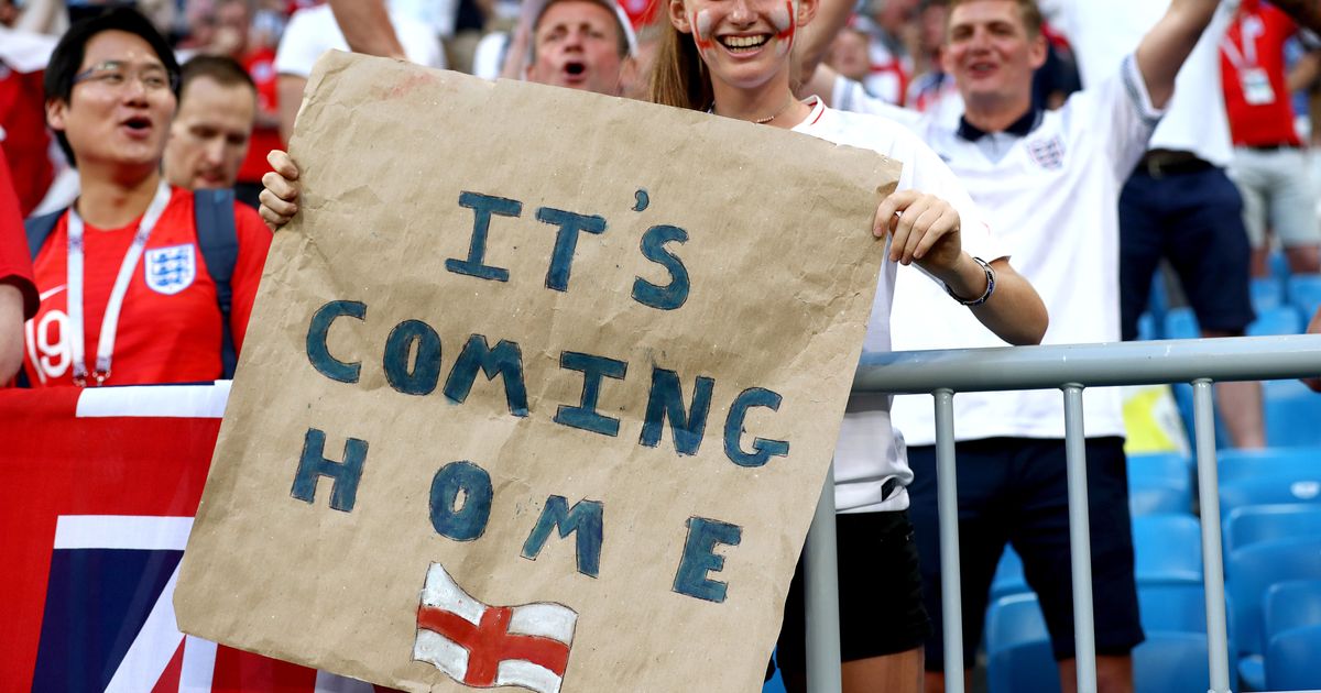 Football coming home. Английские фанаты. Английские болельщицы. Болельщики Англии.