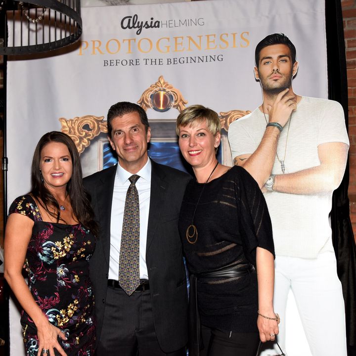 Η συγγραφέας Alysia Helming μαζί με τον Πρόξενο της Ελλάδας στο San Francisco, Αντώνιο Σγουρόπουλο και τη σύζυγο του Ταμάρα Σγουρόπουλου