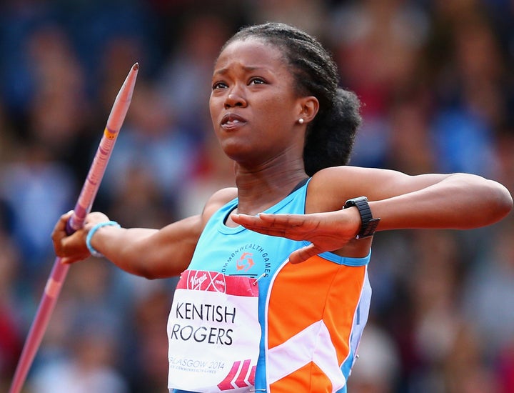  Kentish-Rogers compite en el Javelin de heptatlón femenino en Hampden Park durante los Juegos de la Commonwealth de Glasgow 2014 en julio 