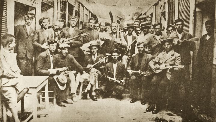 Ρεμπέτες το 1933 στην αγορά του Πειραιά δίπλα στην Πλατεία Καραϊσκάκη στο λιμάνι του Πειραιά - Στ΄αριστέρά με το μπουζούκι ο Μάρκος Βαμβακάρης