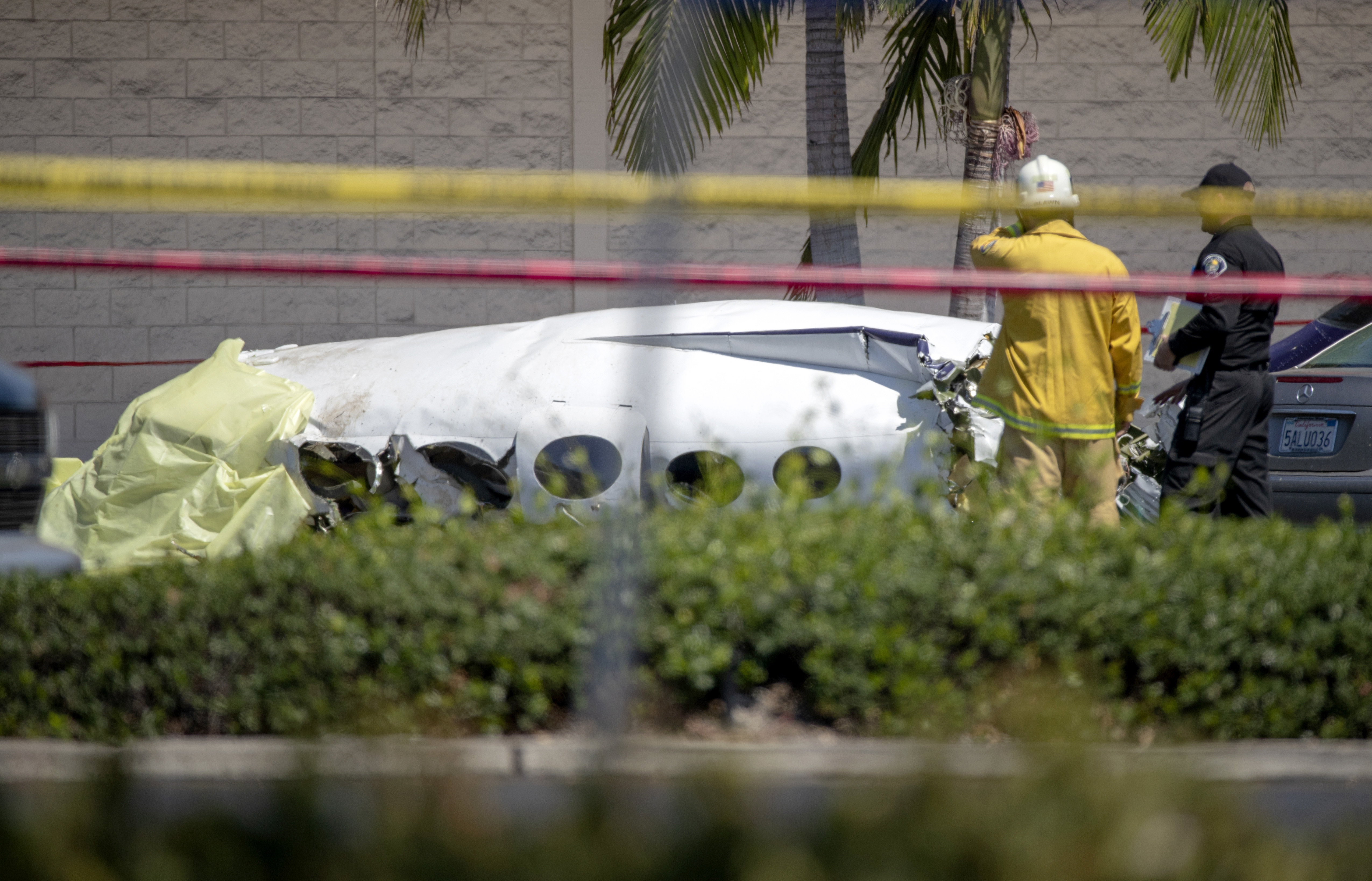 5 Killed After Plane Crashes Into Southern California Parking Lot ...