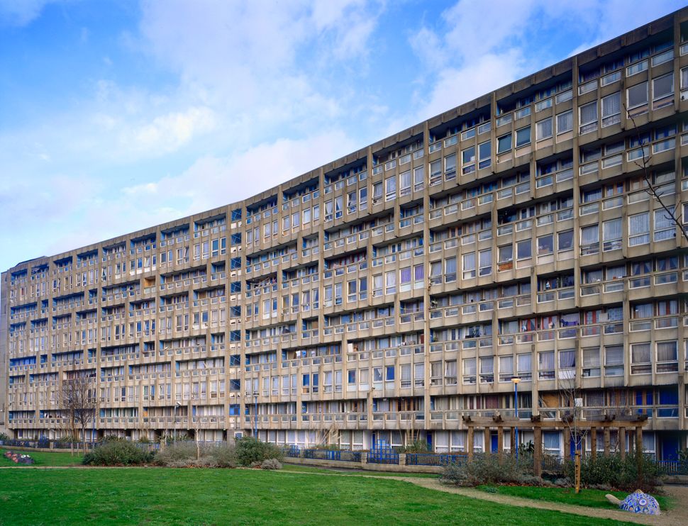 1966~72년에 런던 동쪽에 지어진 공공주택 '로빈 후드 가든스'.