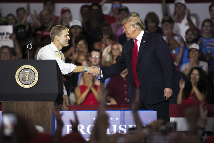 Donald Trump, a la derecha, le da la mano al representante Jim Jordan, & nbsp; quien está acusado de ignorar el asalto sexual de una docena de atletas antes de