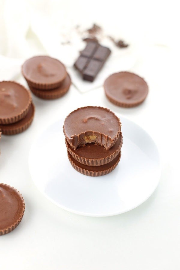 <strong>Get the <a href="https://www.seasonlycreations.com/low-carb-chocolate-peanut-butter-cups-gluten-free-keto-friendly/"