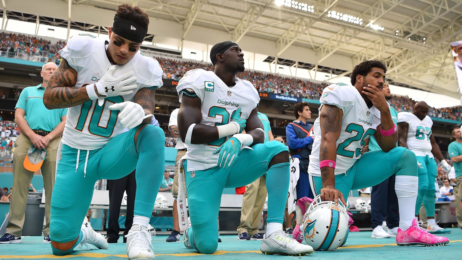 Miami Dolphins players protest during national anthem in NFL preseason