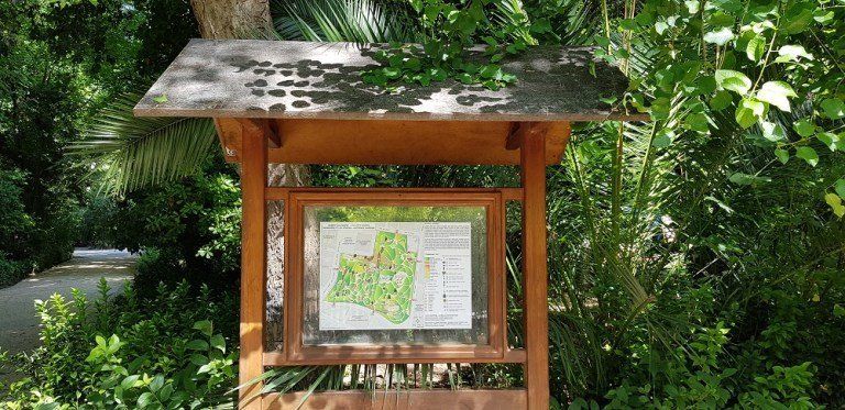 Η καλαίσθητη σήμανση του Εθνικού Κήπου που πληροφορεί τους επισκέπτες σε ποιο σημείο βρίσκονται και που μπορούν να πάνε.