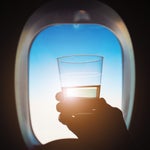 Dubai: Mutter trinkt Glas Wein im Flieger – jetzt droht ihr