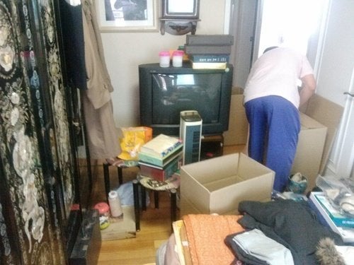 유품을 정리하고 있는 김석중씨.