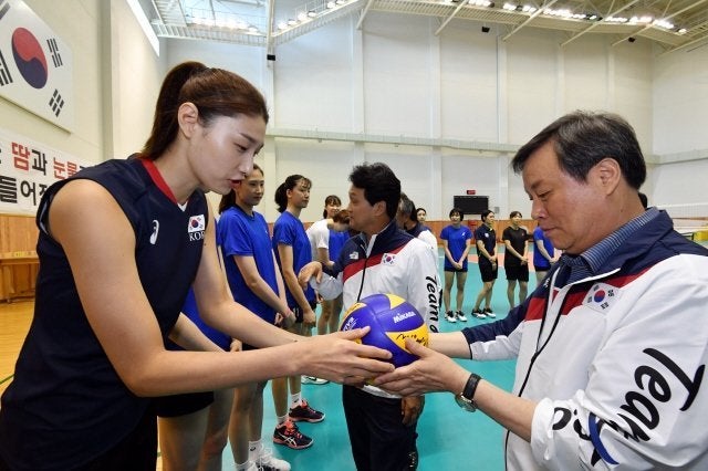 김연경(맨왼쪽) 등 한국 여자배구 선수들이 2018 자카르타-팔렘방 아시안게임을 앞두고 지난 2일 충북 진천 국가대표선수촌에서 연 미디어 행사. 김연경이 도종환 문화체육관광부 장관에게 사인볼을 선물하고 있다