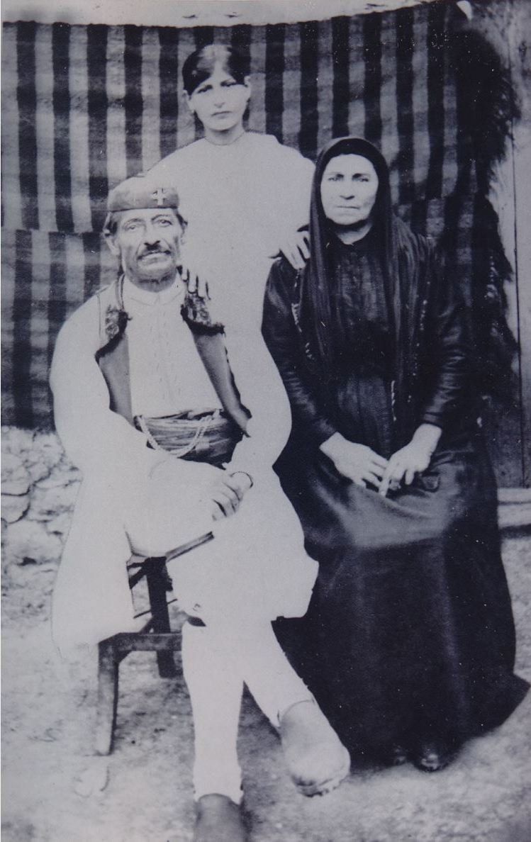 Ο προπάππους του κ. Μπούσμπουρα Κώτσιος και δίπλα του η Γιαννούλα και η Τασία