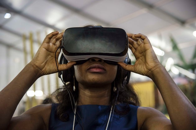 Une participante au forum économique mondial, organisé à Kigali au Rwanda, le 12 mai 2016, regarde un documentaire en réalité virtuelle.