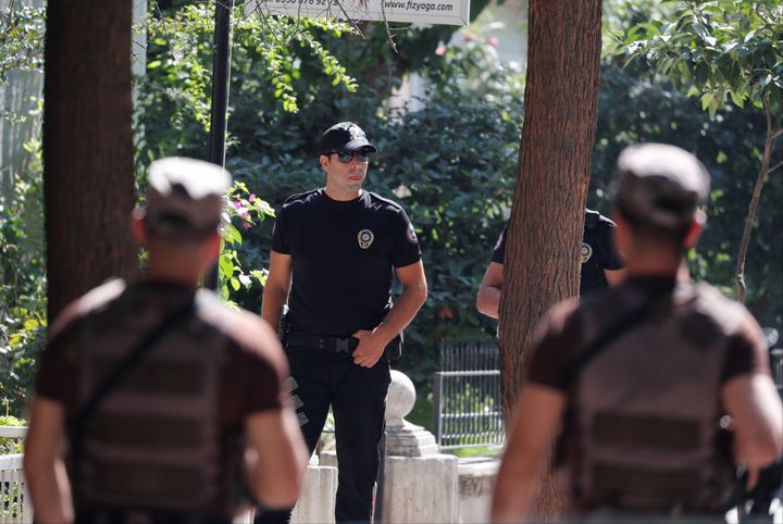 Τούρκοι αστυνομικοί έξω από το σπίτι του Αμερικανού πάστορα Άντριου Μπράνσον, στην Σμύρνη, στις 16 Αυγούστου 2018