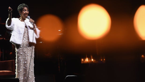 NEW YORK, NY - NOVEMBER 07:  Aretha Franklin performs onstage at the Elton John AIDS Foundation Commemorates Its 25th Year And Honors Founder Sir Elton John During New York Fall Gala at Cathedral of St. John the Divine on November 7, 2017 in New York City.  (Photo by Nicholas Hunt/WireImage)