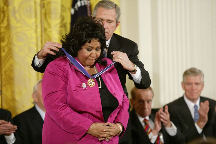 Aretha L. Franklin receiving the Presidential Medal of Freedom from George W. Bush in 2005.