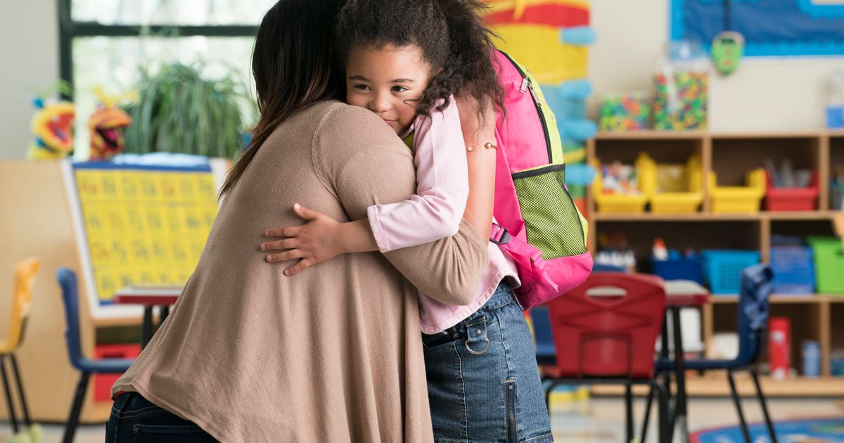 Mother's school. Parent with child going to School. Первоклассник обнимать. Parents taking their children to School. Child with parents go to School.