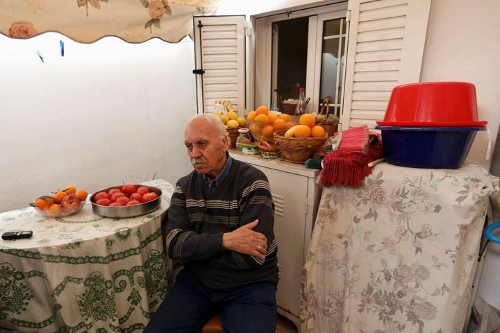 O συνταξιούχος Γιώργος Βαγγελάκος, στο Κερατσίνι, στις 28 Νοεμβρίου 2012