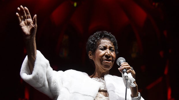 NEW YORK, NY - NOVEMBER 07:  Aretha Franklin performs on stage at the Elton John AIDS Foundation Commemorates Its 25th Year And Honors Founder Sir Elton John During New York Fall Gala - Show at Cathedral of St. John the Divine on November 7, 2017 in New York City.  (Photo by Nicholas Hunt/WireImage)