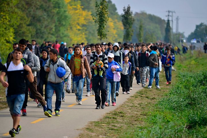 Πρόσφυγες εγκαταλείπουν την Ουγγαρία με στόχο να ταξιδέψουν στην Αυστρία και από εκεί στην Γερμανία, στις 6 Οκτωβρίου 2015