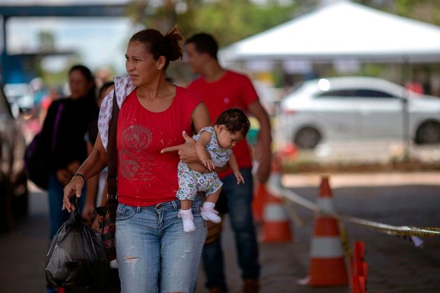 베네수엘라 시민들이 경제난을 피해 국경을 넘고 있다. 주변국들은 빗장을 걸어