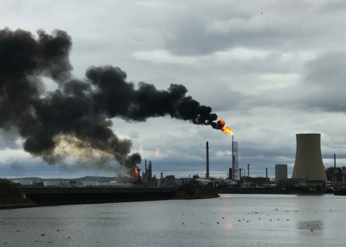 <strong>A fire has broken out at an oil refinery in Stanlow.</strong>