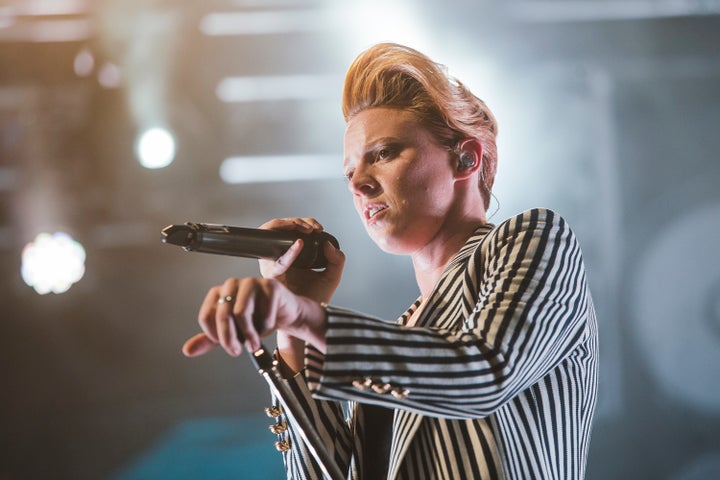 La Roux performing in 2015