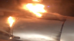 Flugzeugturbine fängt mitten im Flug Feuer – ein Passagier filmt das