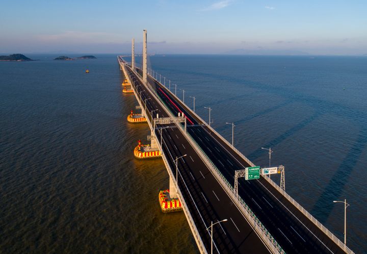 Eναέρια φωτογραφία της γέφυρας που ενώνει το Χονγκ Κονγκ με την πόλη Τσουχάϊ της Νότιας Κίνας