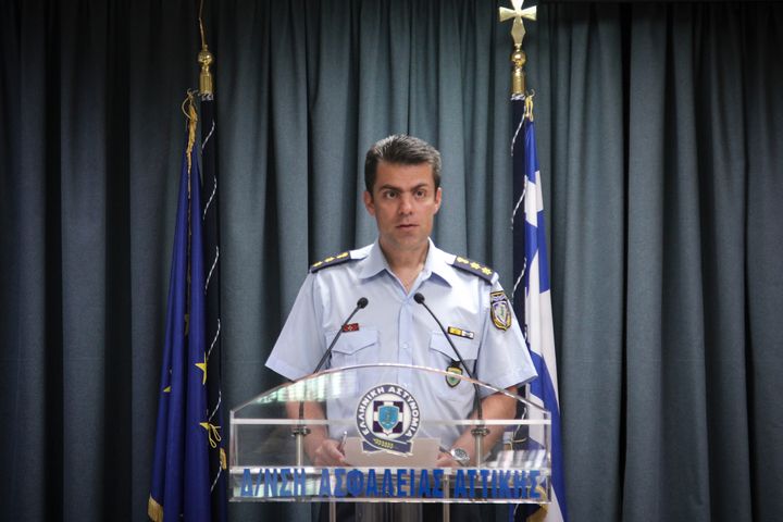 O εκπροσώπος Τύπου της Ελληνικής Αστυνομίας, Αστυνομικός Υποδιευθυντής Θεόδωρος Χρονόπουλος, ανακοινώνει το χρονικό της σύλληψης.