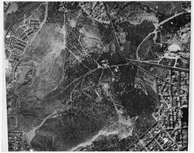Αεροφωτογραφία του χώρου γύρω από την Ακρόπολη μετά την παρέμβαση Πικιώνη, 1954 -1957, Μουσείο Μπενάκη