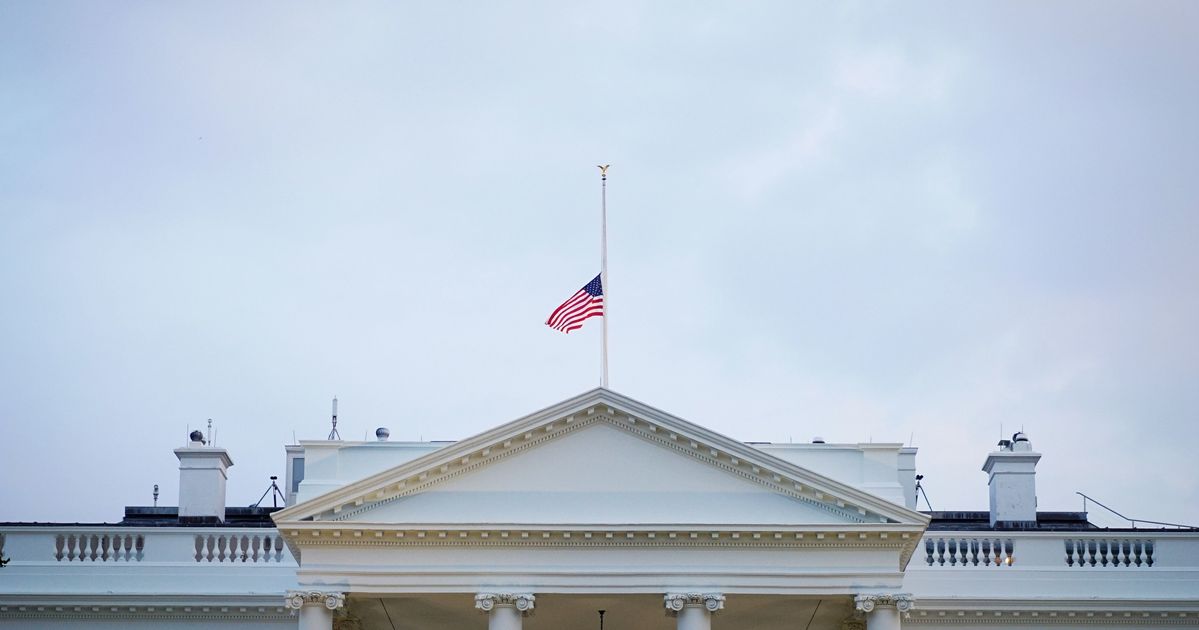 Белый дом приспустил флаги. Флаг над белым домом. Флаг над белым домом США. Белый дом с флагом.