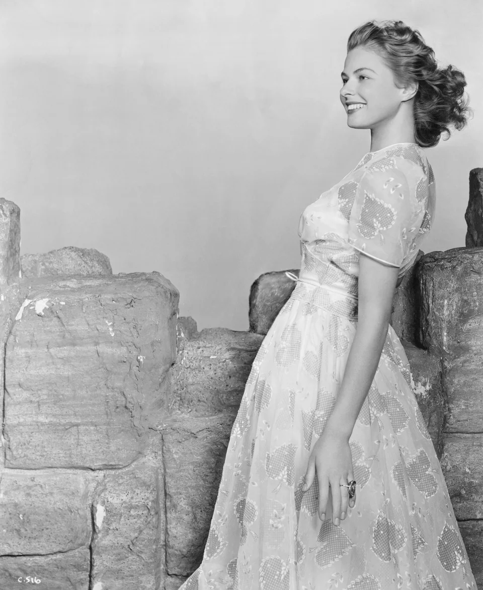ingrid bergman green dress 27 Photos Of Bergman's Effortlessly Chic Style Through The Years color-burgundy
