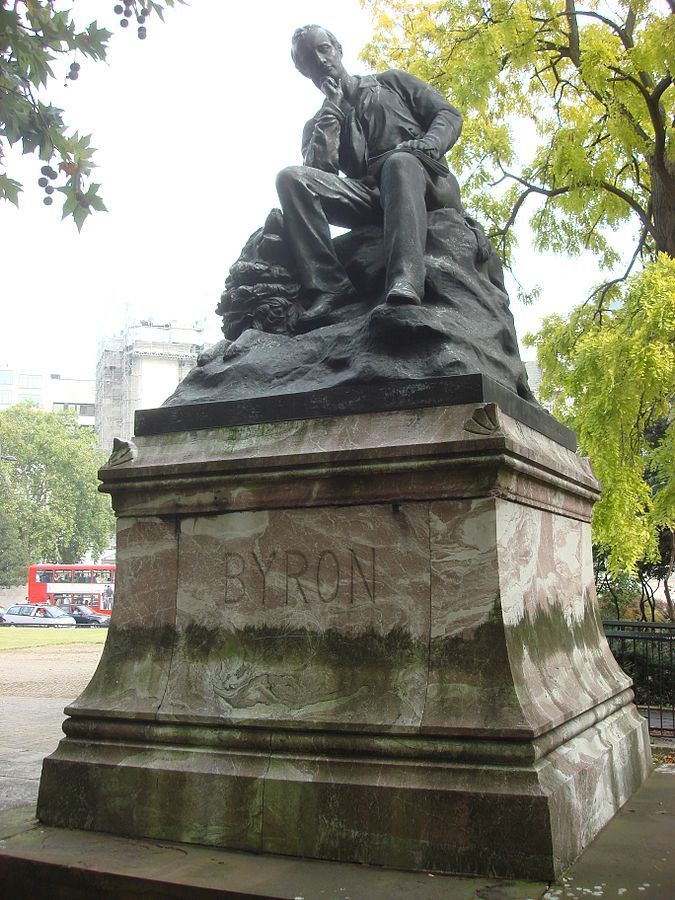 Εικ.5. Το άγαλμα του Λόρδου Βύρωνα στο Park Lane του Λονδίνου. Η βάση του από rosso antico Μάνης. 