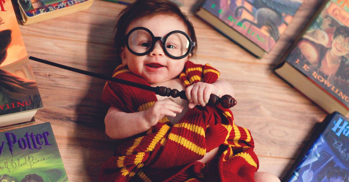 Harry baby. Фотосессия в стиле Гарри Поттера детская. Дети Гарри Поттера. Маленький Гарри младенец. Маленький Гарри Поттер младенец.