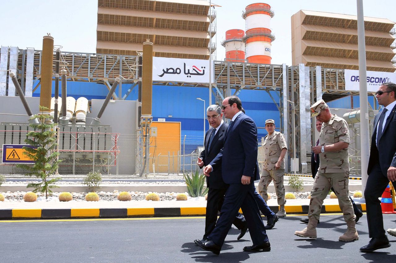 Ο Αιγύπτιος πρόεδρος, Abdel Fattah Al Sisi, περπατά με τον υπουργό Ηλεκτρισμού της Αιγύπτου, Mohamed Shaker, κατά την διάρκεια των εγκαινίων μεγάλων σταθμών ηλεκτροπαραγωγής, στη νέα διοικητική πρωτεύουσα της Αιγύπτου, βόρεια του Καΐρου, στις 24 Ιουλίου 2018. Οι φωτογραφίες από την αιγυπτιακή Προεδρία. Handout via REUTERS