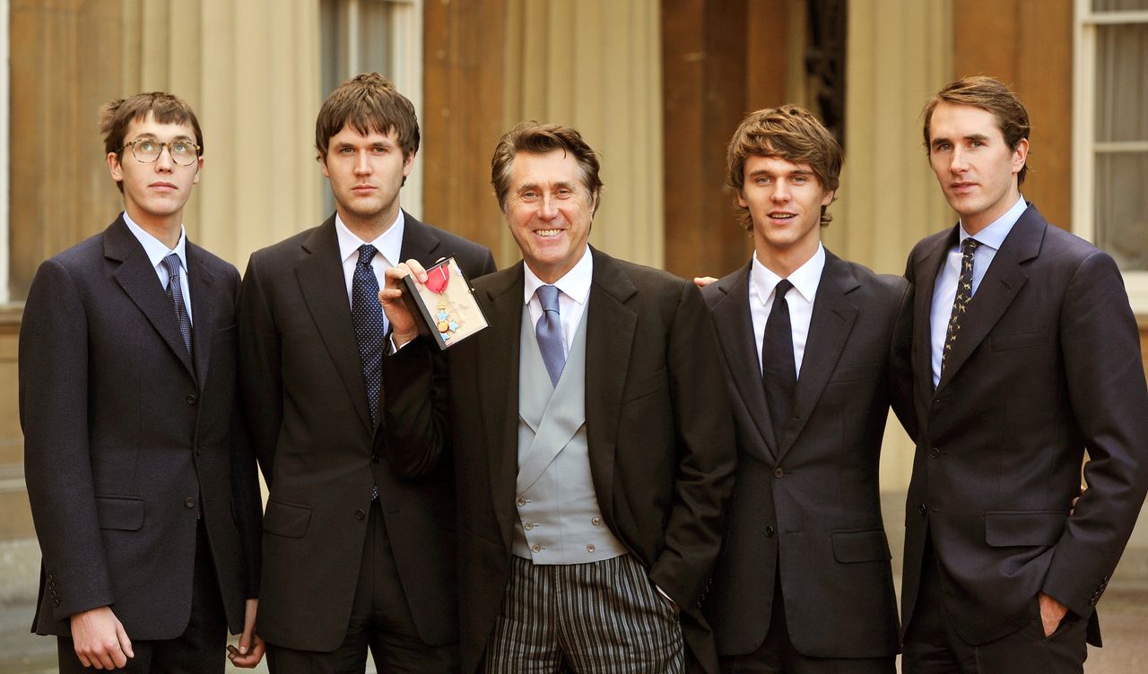 Ο Bryan Ferry μαζί με τους τέσσερις γιους του, μετά από τελετή στο Μπάγκιγχαμ, όπου τον τίμησε η Βασίλισσα Ελισάβετ στις 30 Νοεμβρίου 2011
