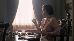 Η 3η σεζόν του «The Crown» κοντοζυγώνει και αυτά είναι όλα όσα πρέπει να γνωρίζετε