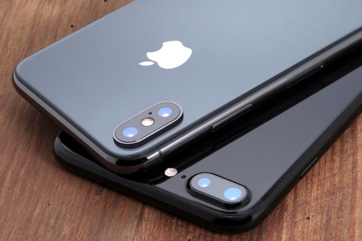 Tα μοντέλα iPhone X και black iPhone 7 της Apple