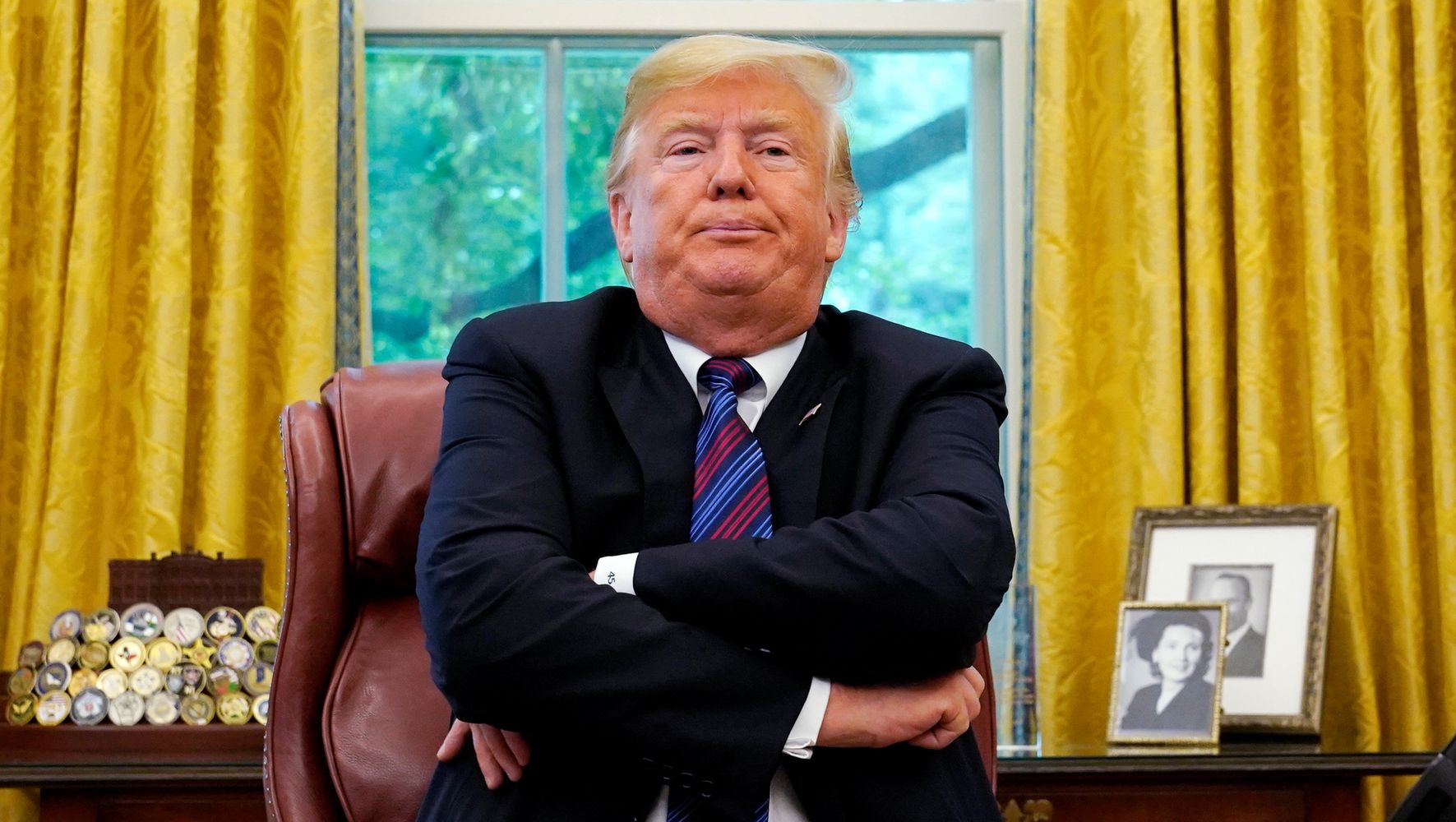 Donald Trump's Weird Oval Office Pose Sparks Hilarious 'Photoshop Battle' |  HuffPost