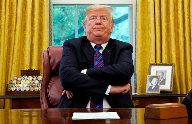 Donald Trump's Weird Oval Office Pose Sparks Hilarious 'Photoshop ...