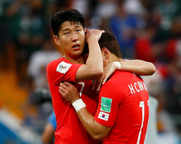 지난 6월 23일 2018 러시아 월드컵 멕시코와의 경기 후 황희찬을 감싸 안고 있는 손흥민.