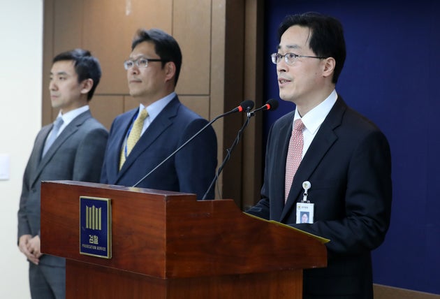 이진동 서울중앙지검 형사3부 부장검사가 지난해 10월26일 오후 서울 서초구 서울중앙지방검찰청에서 배우 송선미 씨의 남편 살해사건 수사결과를 발표하고 있다.