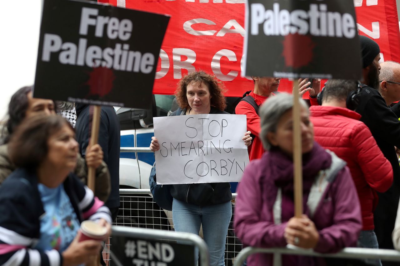 Pro-Corbyn protestors outside Labour's NEC meeting