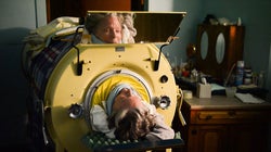 Frau schläft seit 36 Jahren in dieser Maschine – weil sie sonst